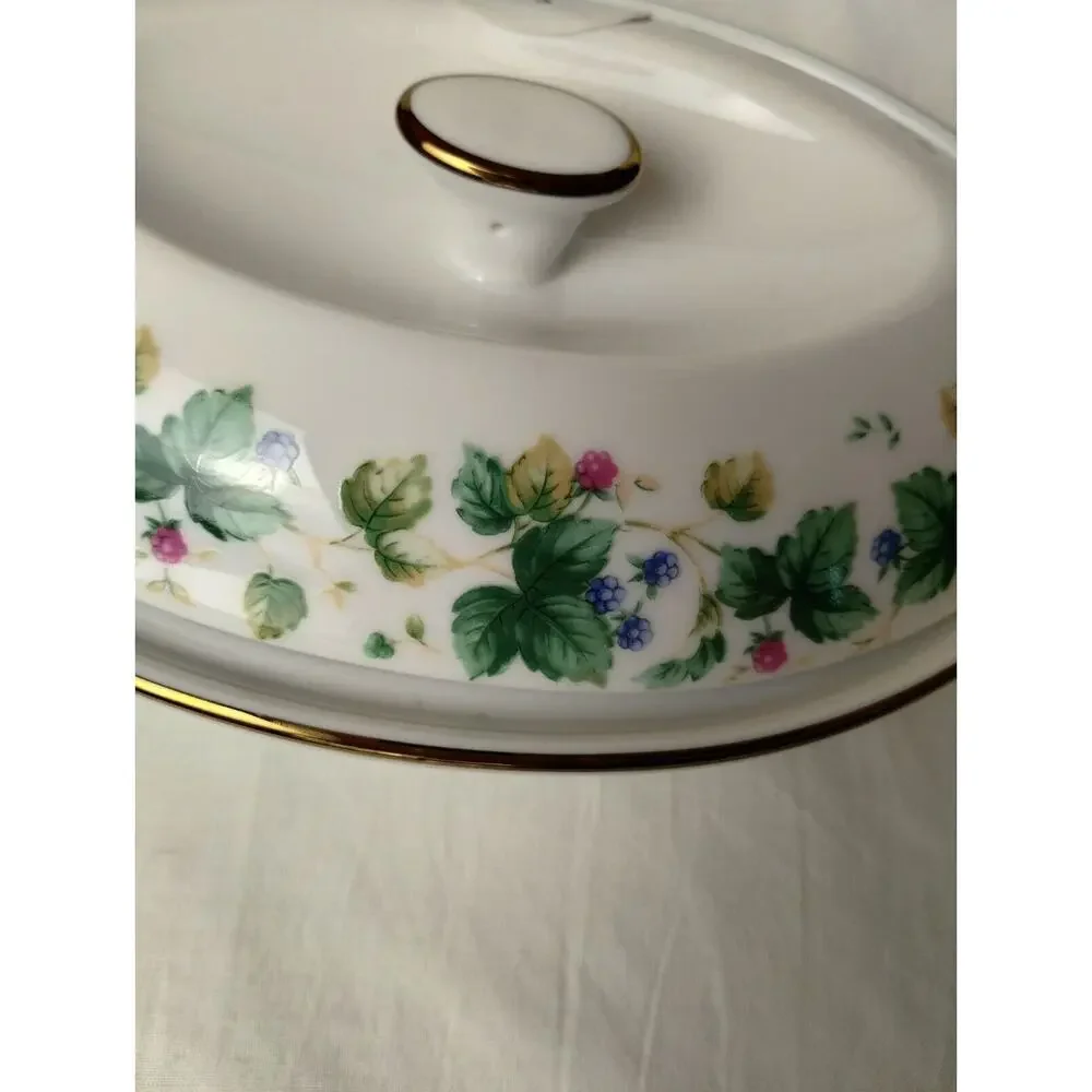 Andrea by Sadek Casserole Dish with Lid - Green Ivy Berries Gold Trim - Vineyard